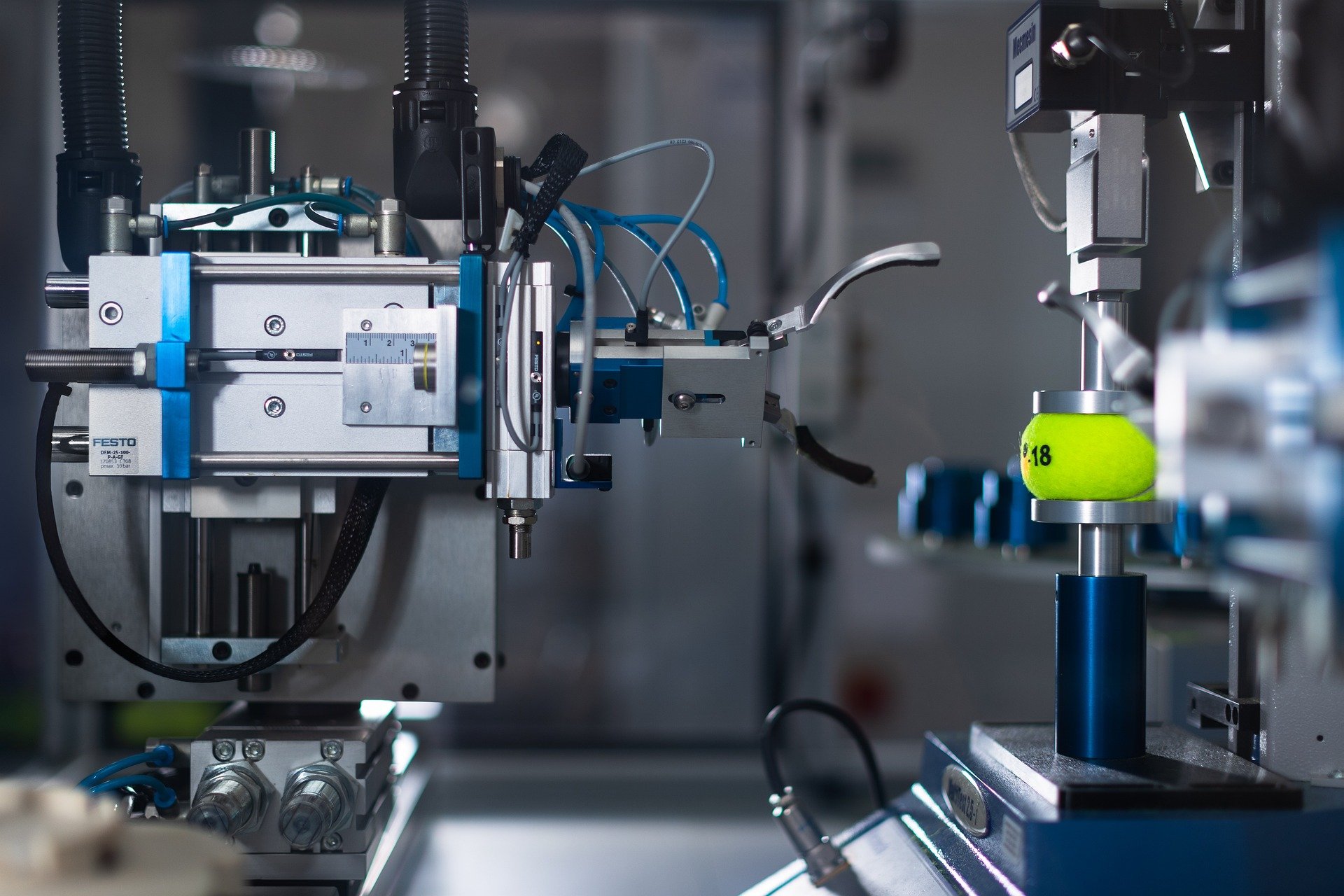 Robot industriel moderne illustrant les cours de Terminale STI2D en sciences de l'ingénieur